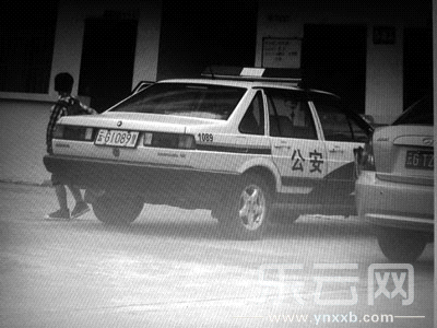 被指接送小孩上學(xué)的警車。