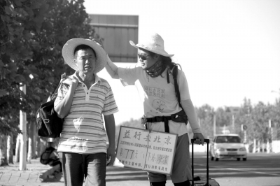 徒步旅途的第77天，雷闖與父親一起前行。雷闖供圖