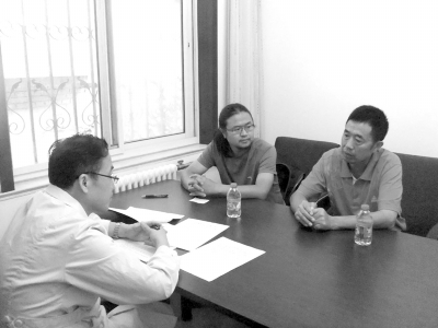 9月13日下午，雷闖(中)與父親在國家衛(wèi)計委遞交建議信，與衛(wèi)計委工作人員交流?！±钻J供圖