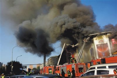 11日，蘋果園喜隆多商場，火災(zāi)現(xiàn)場濃煙滾滾。新華社發(fā)