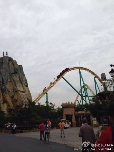 上海歡樂谷過山車發(fā)生故障，多位游客被卡在上面