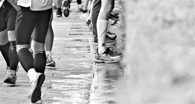 昨日，2013年北京馬拉松，因流動廁所和公廁有限，很多選手都“就地解決”，地面上“水”流成河。