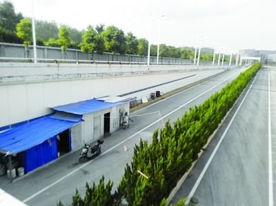 隧道內(nèi)堆放著大量生活用品。