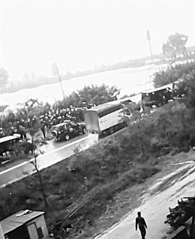 22日，云南晉寧數(shù)百村民與警方對(duì)峙。網(wǎng)絡(luò)截圖