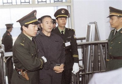 2000年9月30日，河南商丘，胡萬林被法警押上法庭。