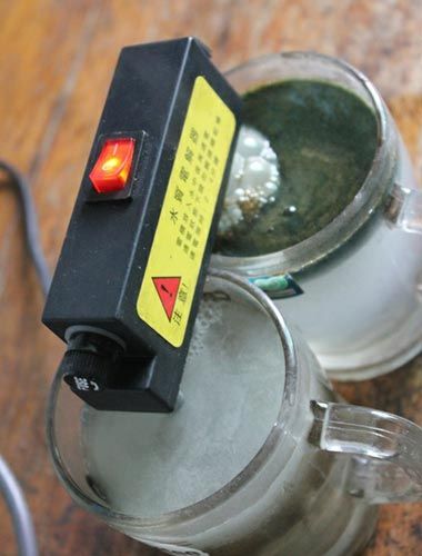 試驗后的水對比，工程供水變成了墨綠色