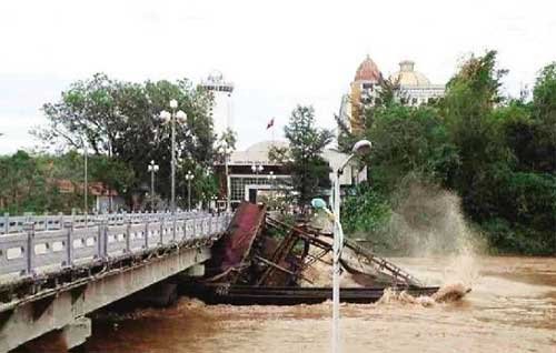 抽砂船卡在橋下。
