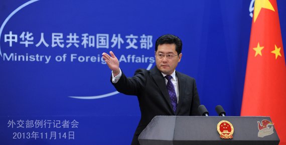 2013年11月14日，外交部發(fā)言人秦剛主持例行記者會。