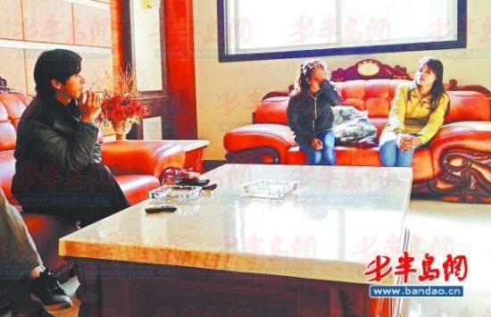 鄱陽(yáng)湖鄉(xiāng)村大酒店內(nèi)，兩個(gè)本地男子帶著兩個(gè)外籍女子給記者