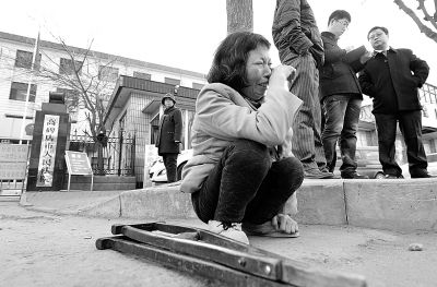 從法院出來以后，家屬和律師正在商量案情，夏鳳各在旁想著想著忍不住哭起來