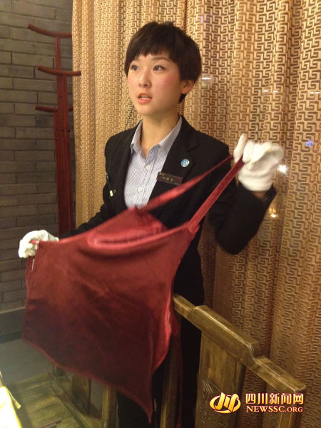 為首相服務過的火鍋店服務員曹靜成了店里的“招牌” 為首相服務過的火鍋店服務員曹靜成了店里的“招牌”