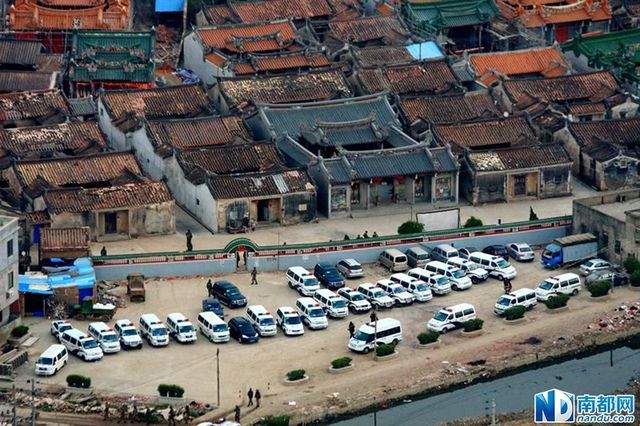 廣東陸豐市長(zhǎng)帶隊(duì)進(jìn)駐制毒村 村內(nèi)貼滿禁毒標(biāo)語(yǔ)