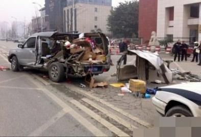 一輛越野車在車禍中受損嚴(yán)重。圖據(jù)網(wǎng)絡(luò)