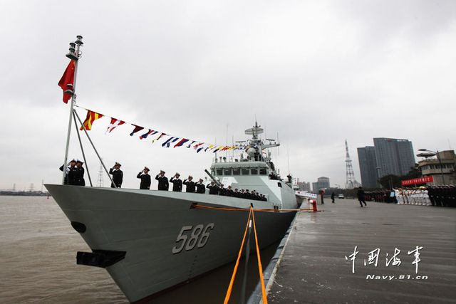 1月8日，某新型導(dǎo)彈護(hù)衛(wèi)艦吉安艦入列海軍東海艦隊(duì)命名授旗儀式現(xiàn)場(chǎng)。新華社發(fā)