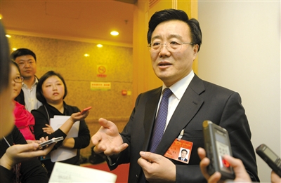 昨日，在十四屆人大二次會(huì)議順義代表團(tuán)全團(tuán)審議后，北京市人大代表、北京市常務(wù)副市長(zhǎng)李士祥接受記者提問(wèn)。新京報(bào)記者 浦峰 攝