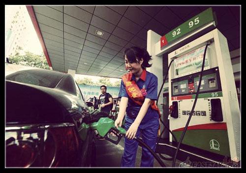 近日，有網(wǎng)友針對“超標(biāo)40倍事件”評價(jià)說：“國內(nèi)加油站在油里加水是普遍現(xiàn)象。只是量多量少的問題，車主