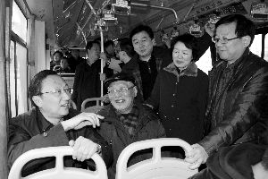 繆瑞林在車上與市民、乘委會(huì)委員交流 通訊員 卜照雪 攝