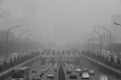 東三環(huán)農(nóng)展橋附近能見(jiàn)度很低。