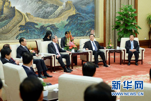 2月20日,全國(guó)人大常委會(huì)委員長(zhǎng)張德江在北京人民大會(huì)堂會(huì)見(jiàn)以韓中議員外交協(xié)議會(huì)會(huì)長(zhǎng)鄭夢(mèng)準(zhǔn)為團(tuán)長(zhǎng)的韓國(guó)