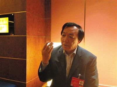 　昨日，在接受采訪時(shí)，何香久強(qiáng)調(diào)，大多公務(wù)員是勤勉工作的。