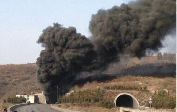 3月1日14時50分，山西，晉濟高速巖后隧道內(nèi)一輛拉煤車和一輛載有液態(tài)甲醇的車輛相撞爆炸。