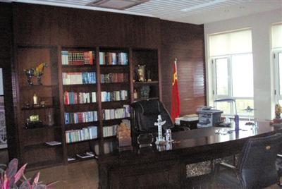 遼寧大學(xué)黨委書記被曝光的辦公室。 網(wǎng)絡(luò)截圖