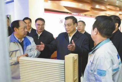 昨天，李克強在科技園查看PM2.5過濾設備。圖/新華視點微博