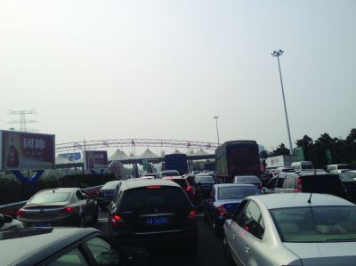 收費站前長長排隊的車輛。陳郁