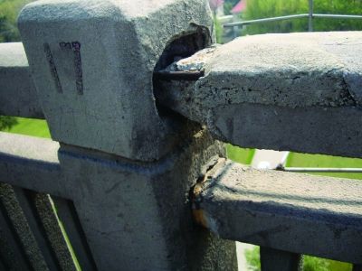 圖為大橋17號墩處橋面裂縫。梅建明 攝