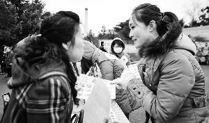 墓區(qū)服務(wù)員（右）見證了喪葬“綠化進程”。新華社發(fā)