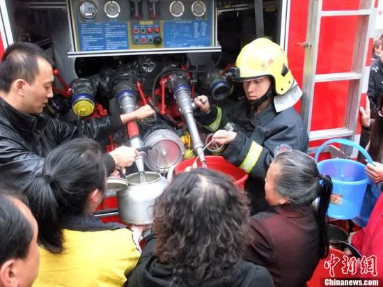 　4月11日，蘭州市自來(lái)水苯含量嚴(yán)重超標(biāo)，蘭州啟動(dòng)公共突發(fā)事件應(yīng)急機(jī)制，緊急調(diào)配安全水源在居民區(qū)投放，圖為消防隊(duì)給西固蘭玻西社區(qū)居民送來(lái)水，市民排隊(duì)取水。裴強(qiáng) 攝 圖片來(lái)源：東方IC 版權(quán)作品 請(qǐng)勿轉(zhuǎn)載