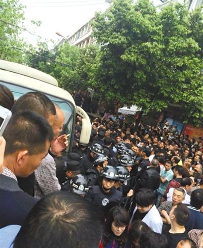 4月19日，蒼南縣靈溪鎮(zhèn)城管打人事件現(xiàn)場(chǎng)。網(wǎng)絡(luò)截圖