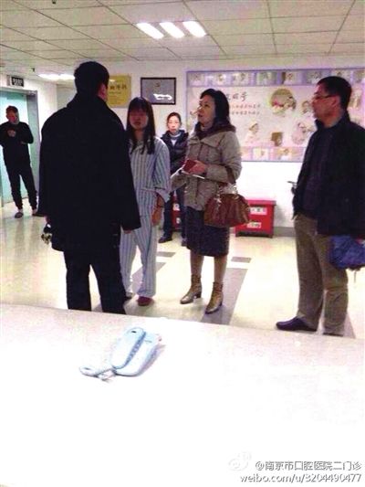 事發(fā)現(xiàn)場，打人者袁亞平(右二) (資料圖)