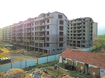 住宅樓的外立面還未裝修，但據(jù)售樓處工作人員介紹，第一批開盤已經(jīng)賣掉了99套。