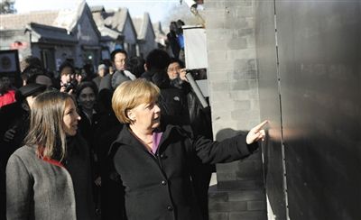 2012年2月2日，北京，默克爾來(lái)到南鑼鼓巷游覽。