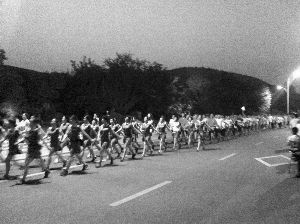 廣場(chǎng)舞大媽“轉(zhuǎn)行”，徐州每晚萬(wàn)人暴走