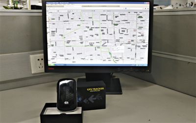 記者花近400元網(wǎng)購的定位監(jiān)聽器，能通過短信激活，進行實時監(jiān)聽。