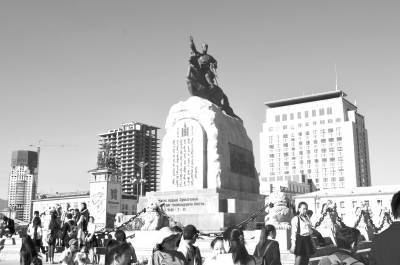 　圖為烏蘭巴托市成吉思汗廣場一角。 馬振華攝