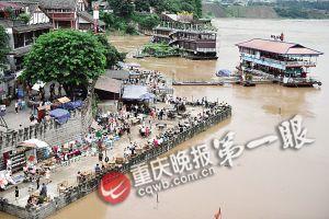 沙坪壩區(qū)磁器口，江水逼近休閑平臺(tái)。