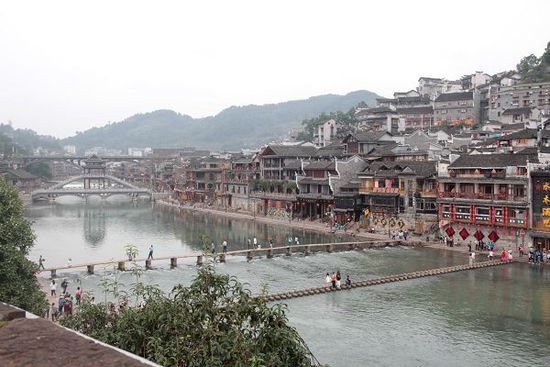 鳳凰古城以被吐槽七次高居最想吐槽榜榜首，而這七次吐槽全部來自在鳳凰古城隨機采訪的10名游客中。