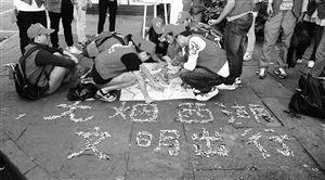 　志愿者用撿來的煙頭，拼起了“無煙西湖”圖案 通訊員供圖