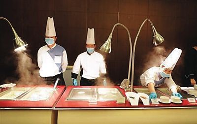 　工作人員在餐廳忙碌。（網(wǎng)絡(luò)圖片）