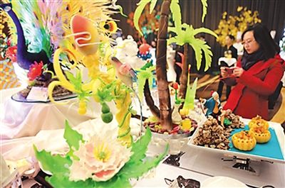 　APEC會(huì)議中心擺放的各類糖塑