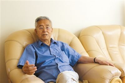 楊維駿 歷任云南省政協(xié)副主席等職。89歲高齡的楊維駿為12名失地農民代表開道，到云南省政協(xié)反映問題。