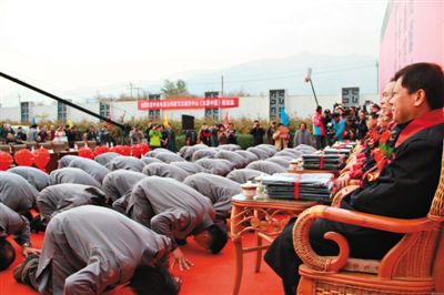 網(wǎng)絡(luò)上流傳的北京鳳凰嶺書(shū)院開(kāi)學(xué)典禮上學(xué)員跪拜老師的照片?！肮虬荨币鹆瞬簧倬W(wǎng)友質(zhì)疑。