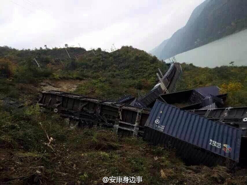 襄渝鐵路旬陽至棕溪上行線發(fā)生山體塌方，致使75228次貨物列車8節(jié)車廂脫線。圖片來源于網(wǎng)絡(luò)