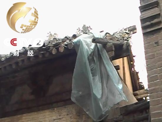 唐大華告訴記者 在多次呼吁后 相關(guān)部門(mén)的維修措施就是蓋層塑料布 唐大華告訴記者 在多次呼吁后 相關(guān)部門(mén)的維修措施就是蓋層塑料布