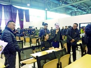 　首批中央和國(guó)家機(jī)關(guān)公車第三場(chǎng)拍賣現(xiàn)場(chǎng)。賈悅/攝