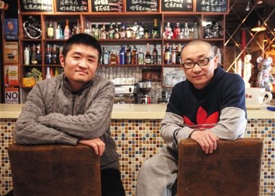 　14日，西安交通大學(xué)路66號公路咖啡館，苗阜（左）、王聲（右）兩位青年相聲演員今年將第一次登上春晚