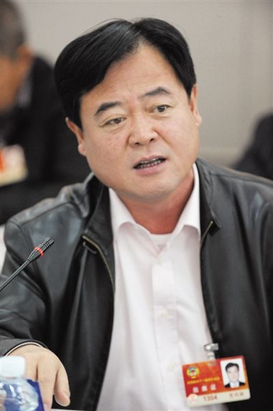 　政協(xié)委員、中國通用技術(shù)集團(tuán)董事長賀同新稱，按照2014年的數(shù)字，他的薪水下降了近50%。圖/CFP